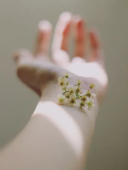 Blüten auf dem Armrücken