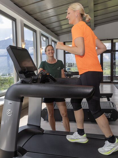 Maria Höfl-Riesch on the treadmill in the Park Igls fitness room, accompanied by a trainer