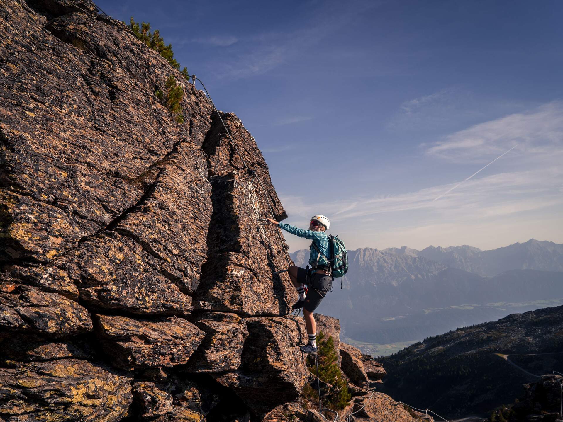 Climber on the rock with via ferrata safety, mountain panorama in the background | © Tourismusverband Hall-Wattens