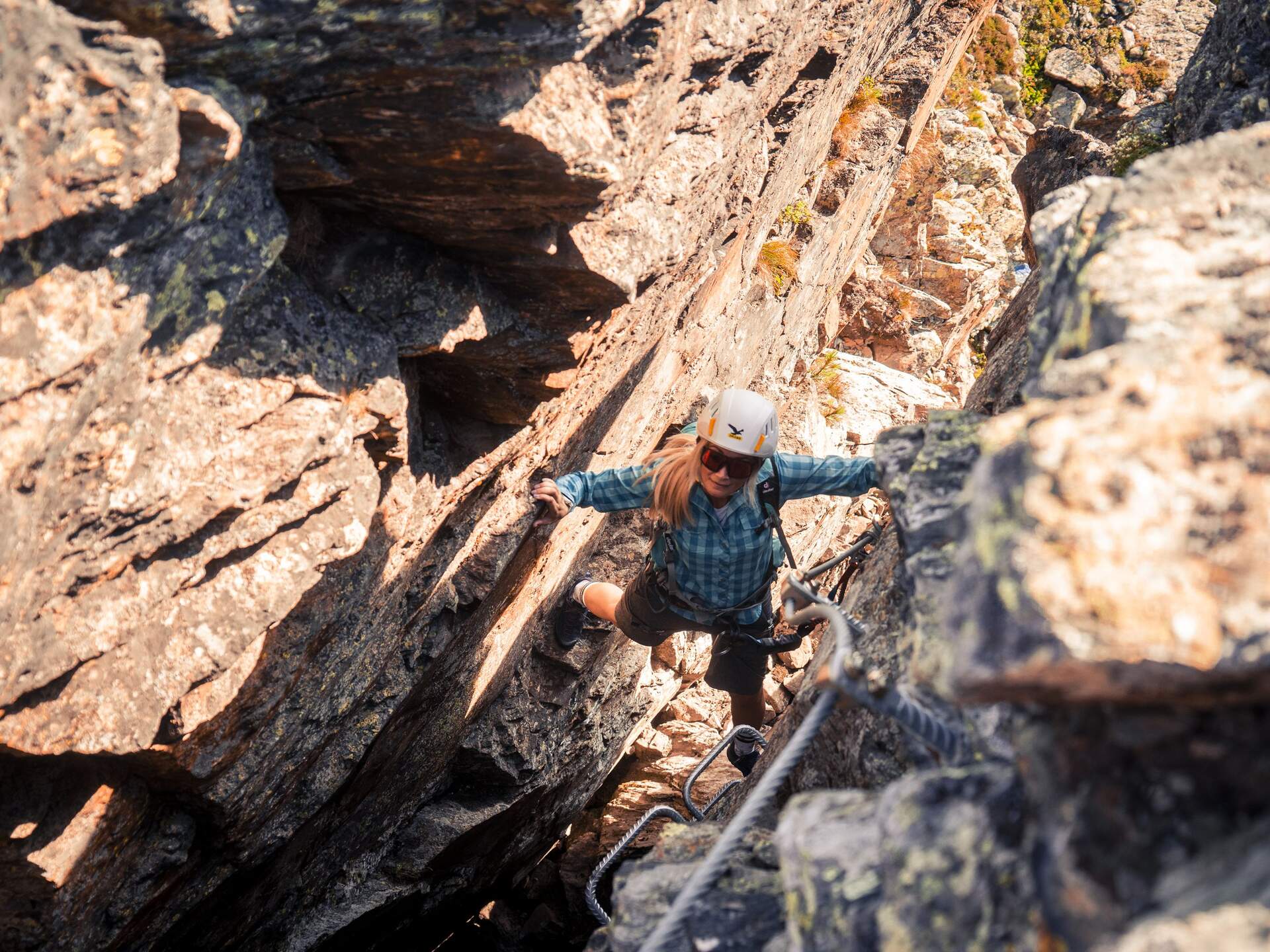 Climber in the Sagen via ferrata on the Glungezer between rocks with steel rope and steps | © Tourismusverband Hall-Wattens