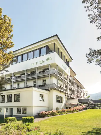 Außenaufnahme Park Igls im Sommer