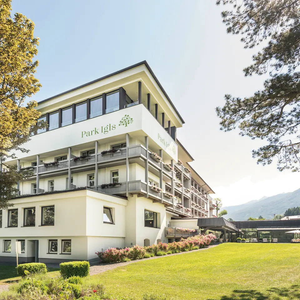 Außenaufnahme Park Igls im Sommer