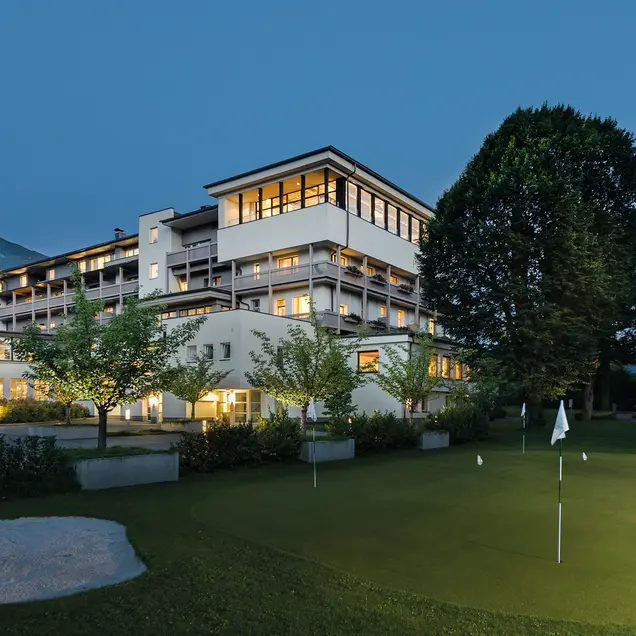 Außenaufnahme Park Igls im Sommer