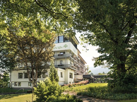 Außenaufnahme Park Igls im Sommer