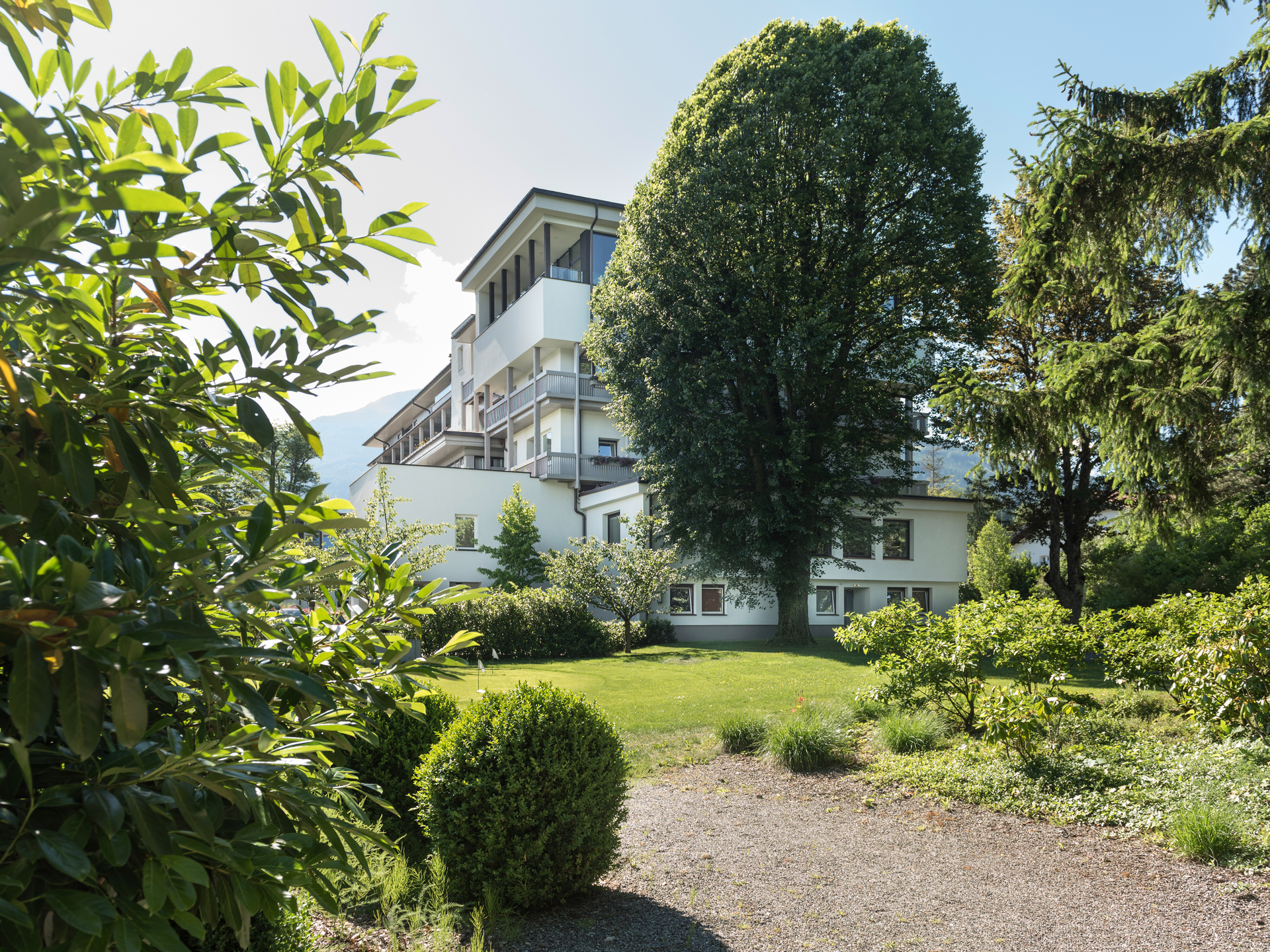 Hotelansicht Park Igls im Sommer