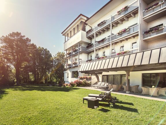 Hotelansicht Park Igls im Sommer