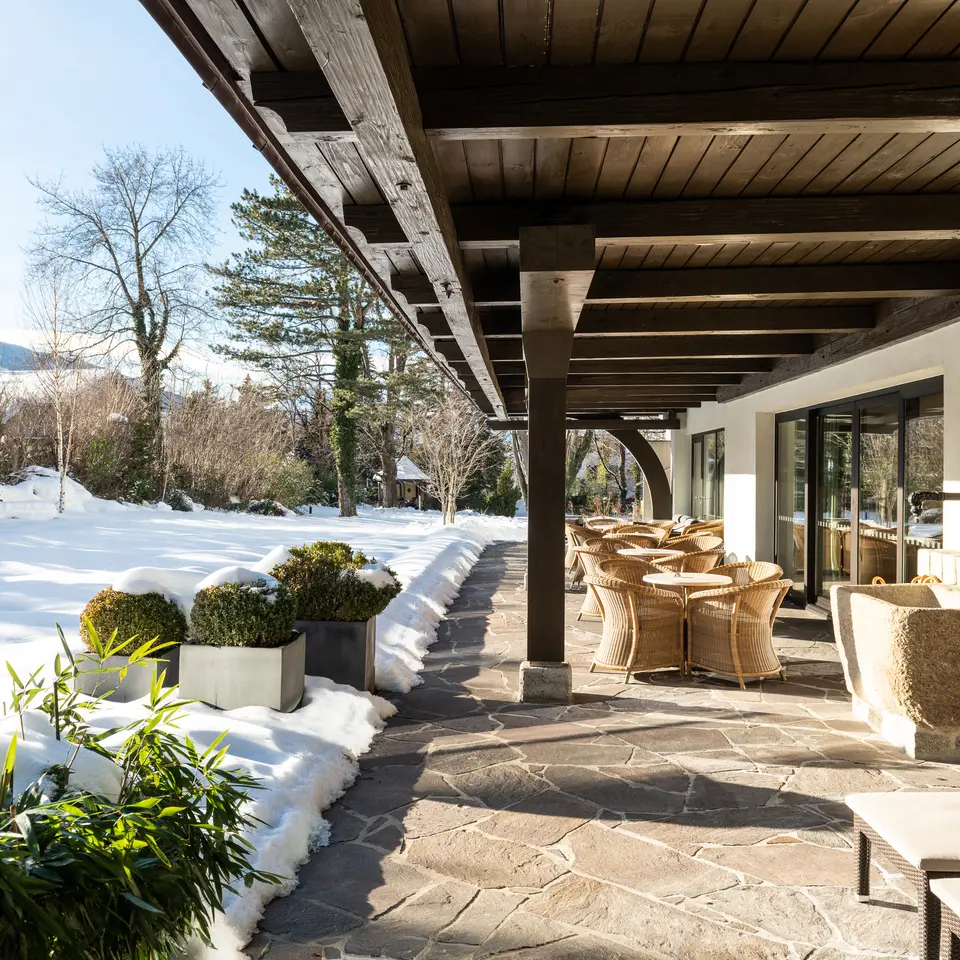 Terrasse mit Sitzen und verschneiten Garten