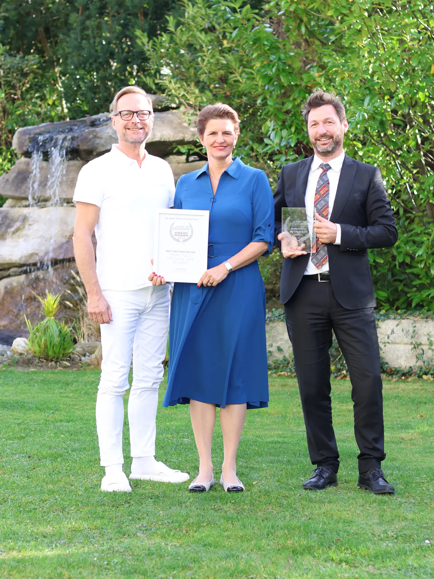 Die Geschäftsführung des Park Igls mit Urkunde und Pokal