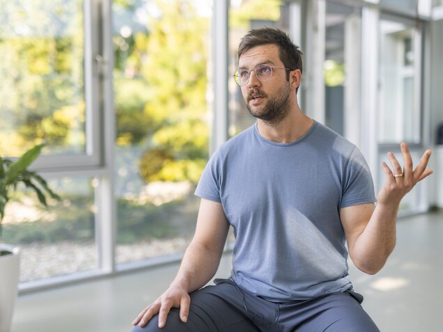 Feldenkrais therapist Max Stangl in conversation with a guest