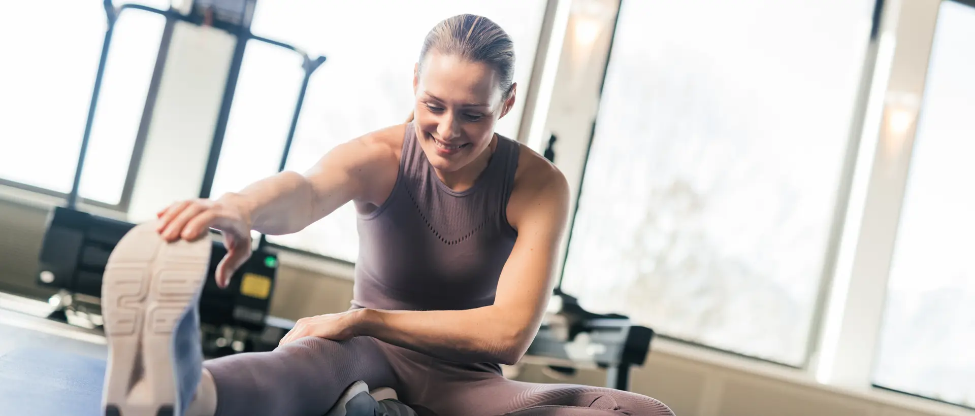 Frau macht Dehnübungen