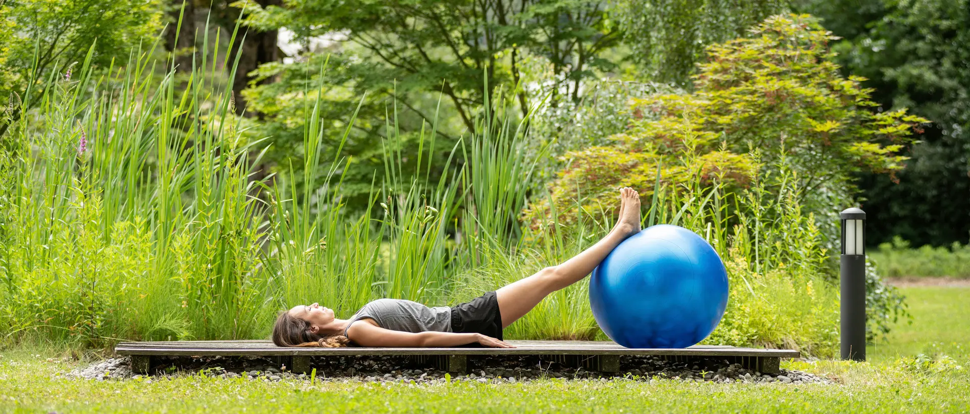Fitnessübung im Park