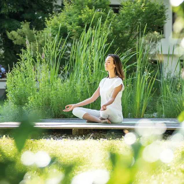 Frau beim Yoga