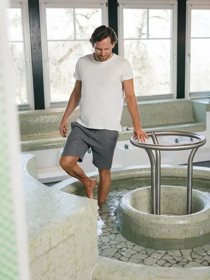Man doing Kneipp therapy
