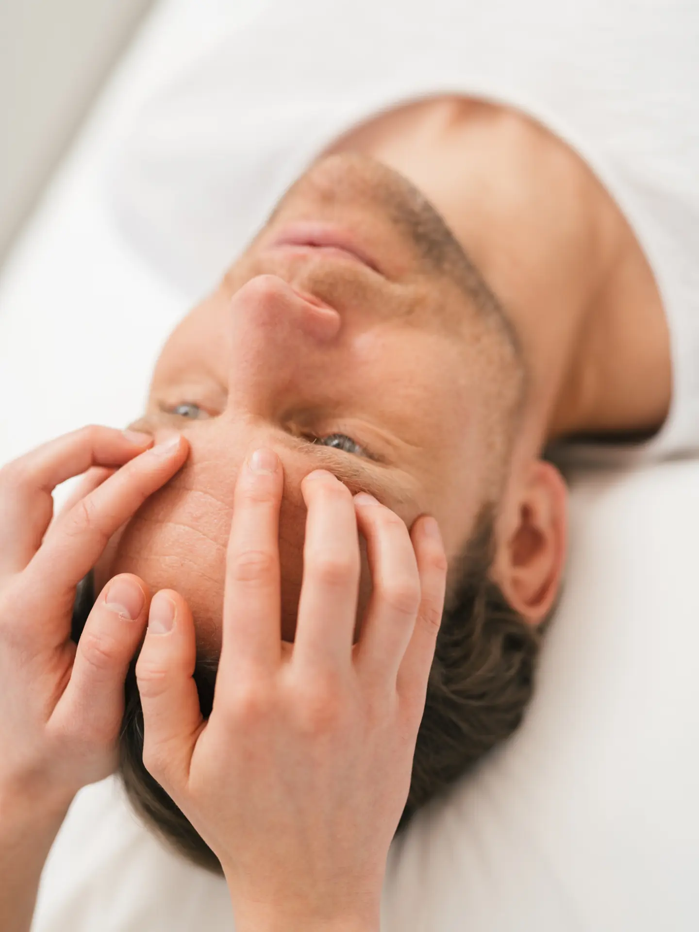 Mann bei Stirnmassage