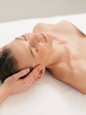 Junge Frau bei Massage