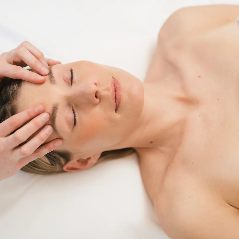 Frau genießt eine Kopfmassage 