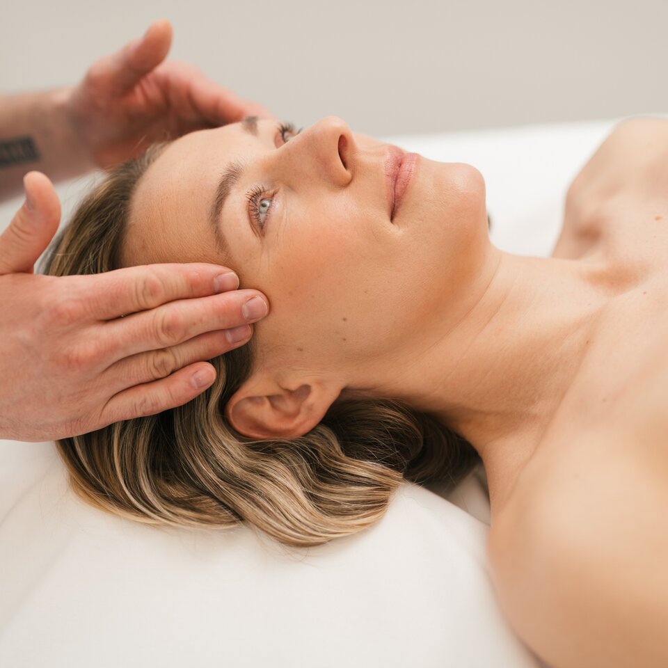 Frau bei Gesichtsmassage