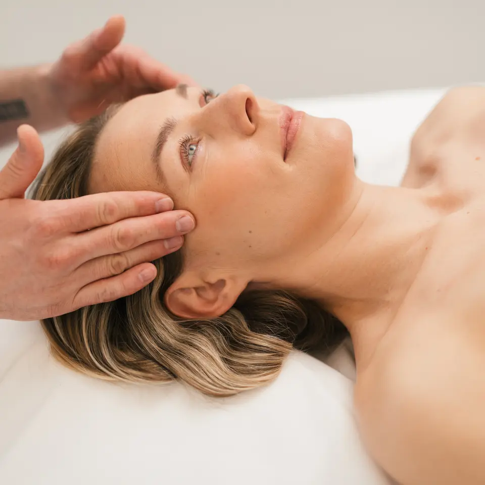 Frau bei Gesichtsmassage