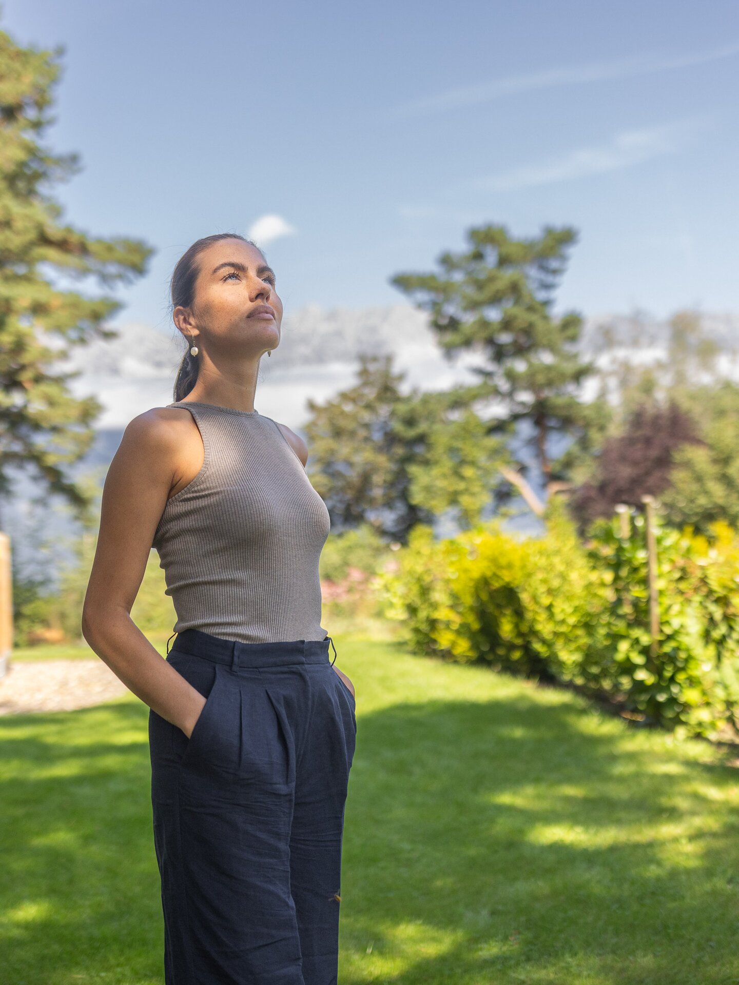 Frau geniesst die Sonne im Garten