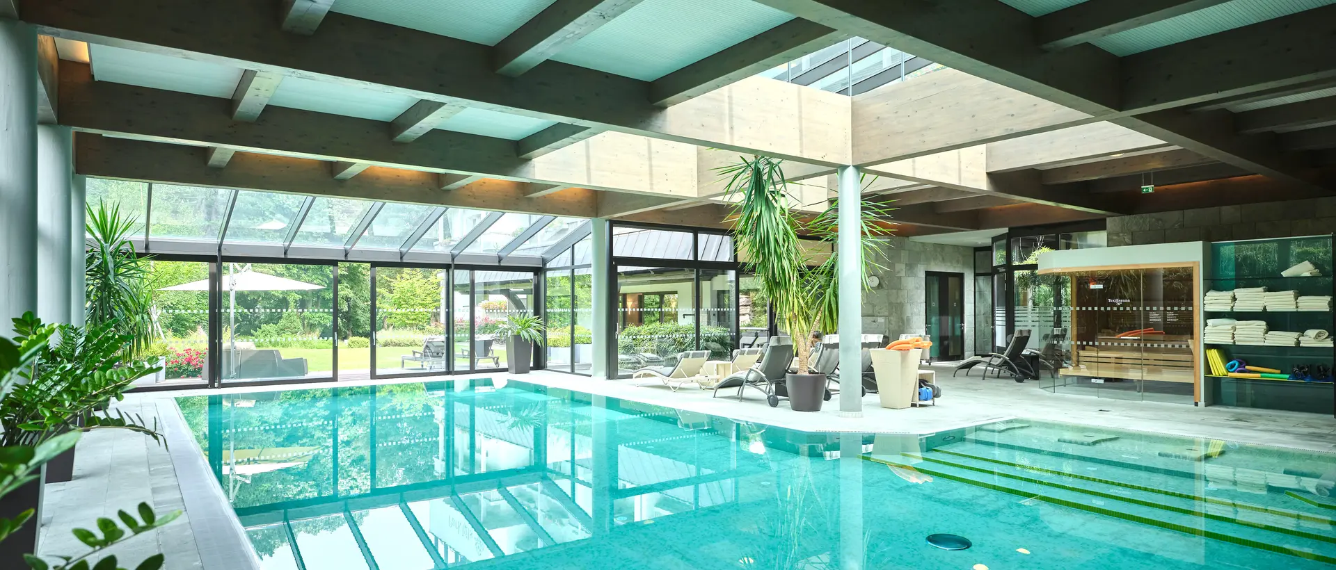Indoor Pool mit Blick ins Grüne