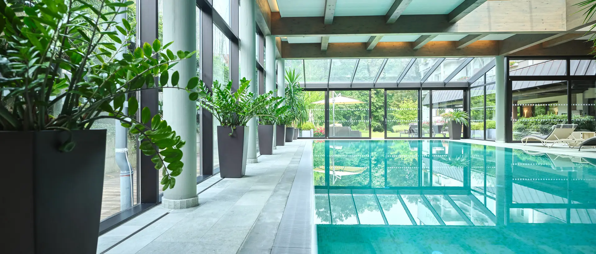 Indoor Pool mit Blick ins Grüne