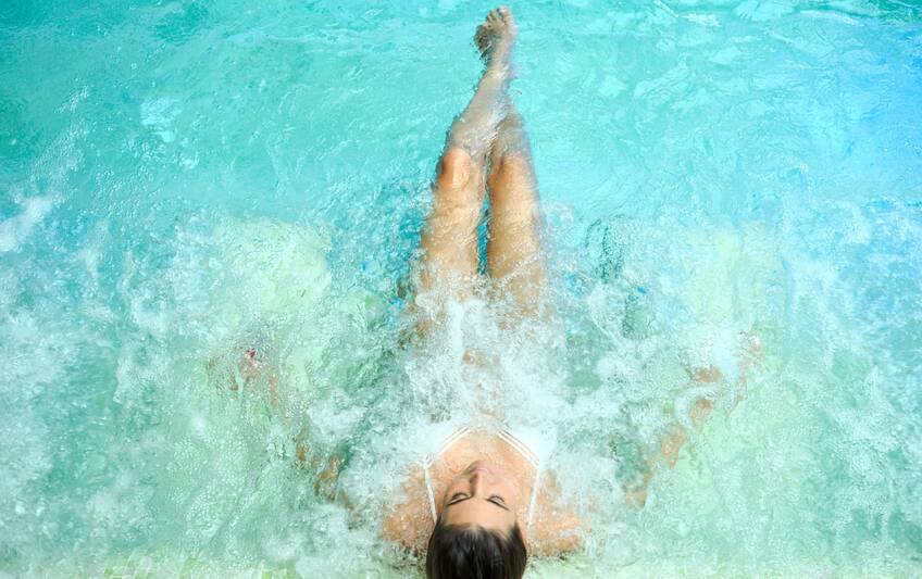 Innenpool mit Gast