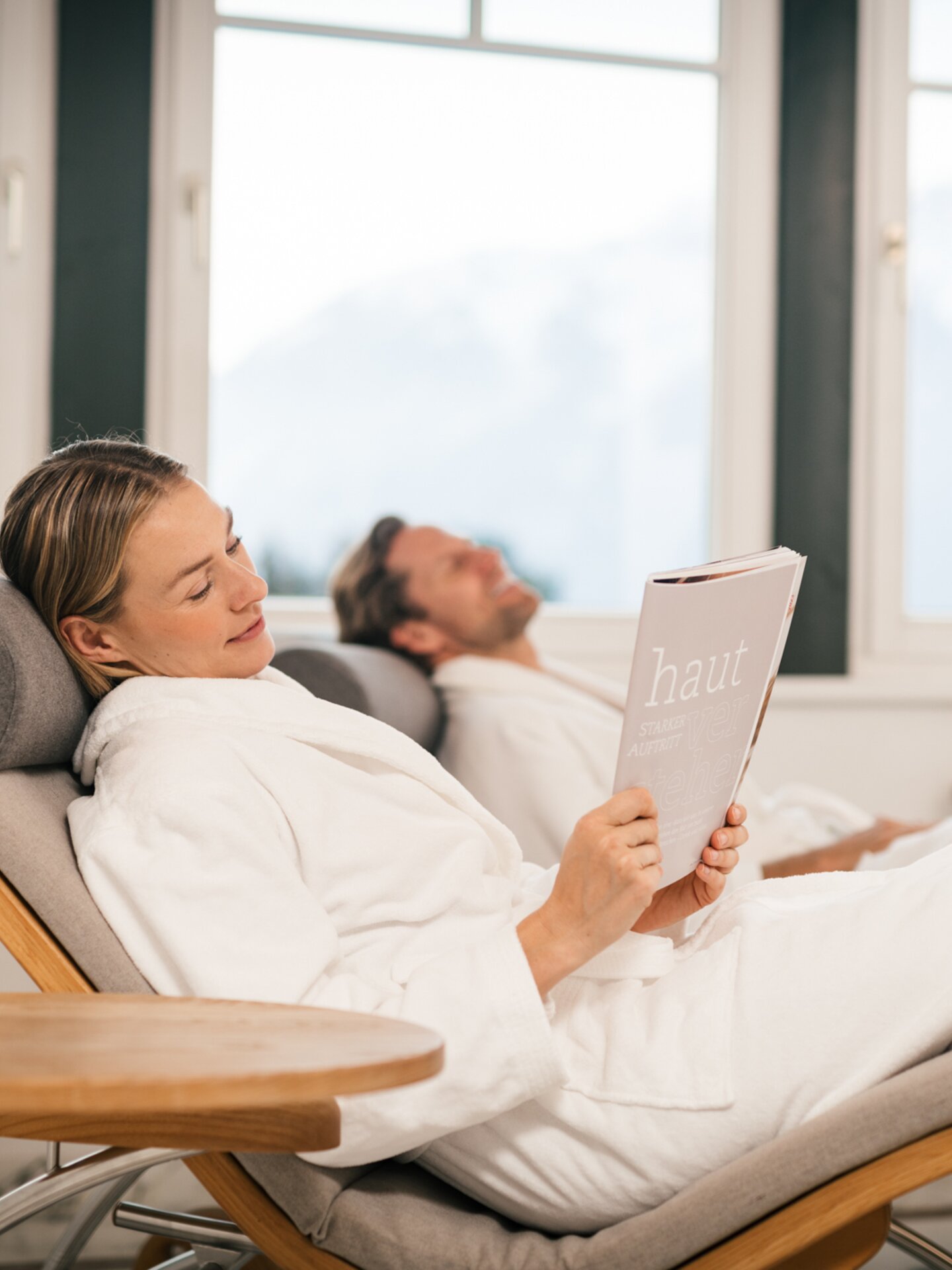 Lesende Frau im Spa