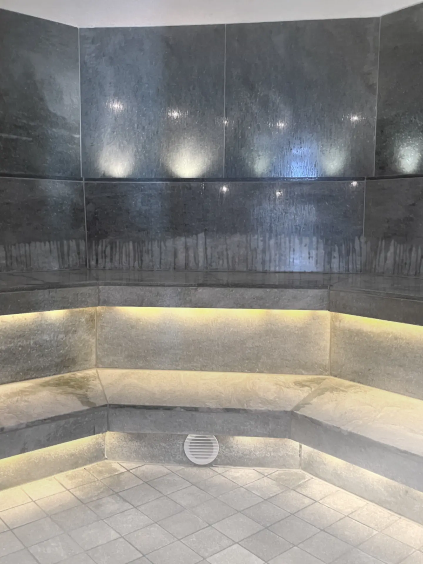 Steam bath with stone cladding