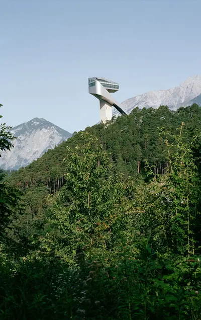 Die Bergiselschanze in Innsbruck erhebt sich über bewaldete Hänge | © Tirol Werbung / George Marshall