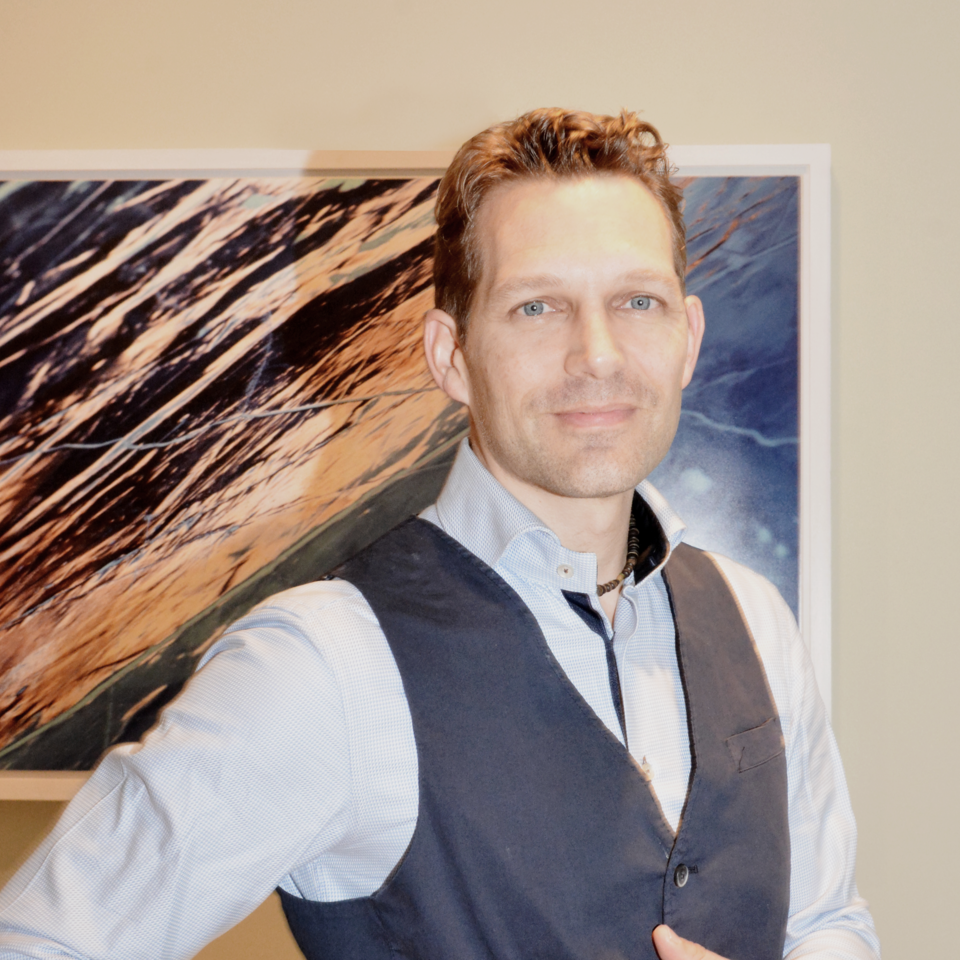 © Gesundheitszentrum Igls GmbH (Fotografin Maricruz Aguilar) Portrait Dr. Fabian Petschke, plastischer Chirurg | © Gesundheitszentrum Igls GmbH (Fotografin Maricruz Aguilar)
