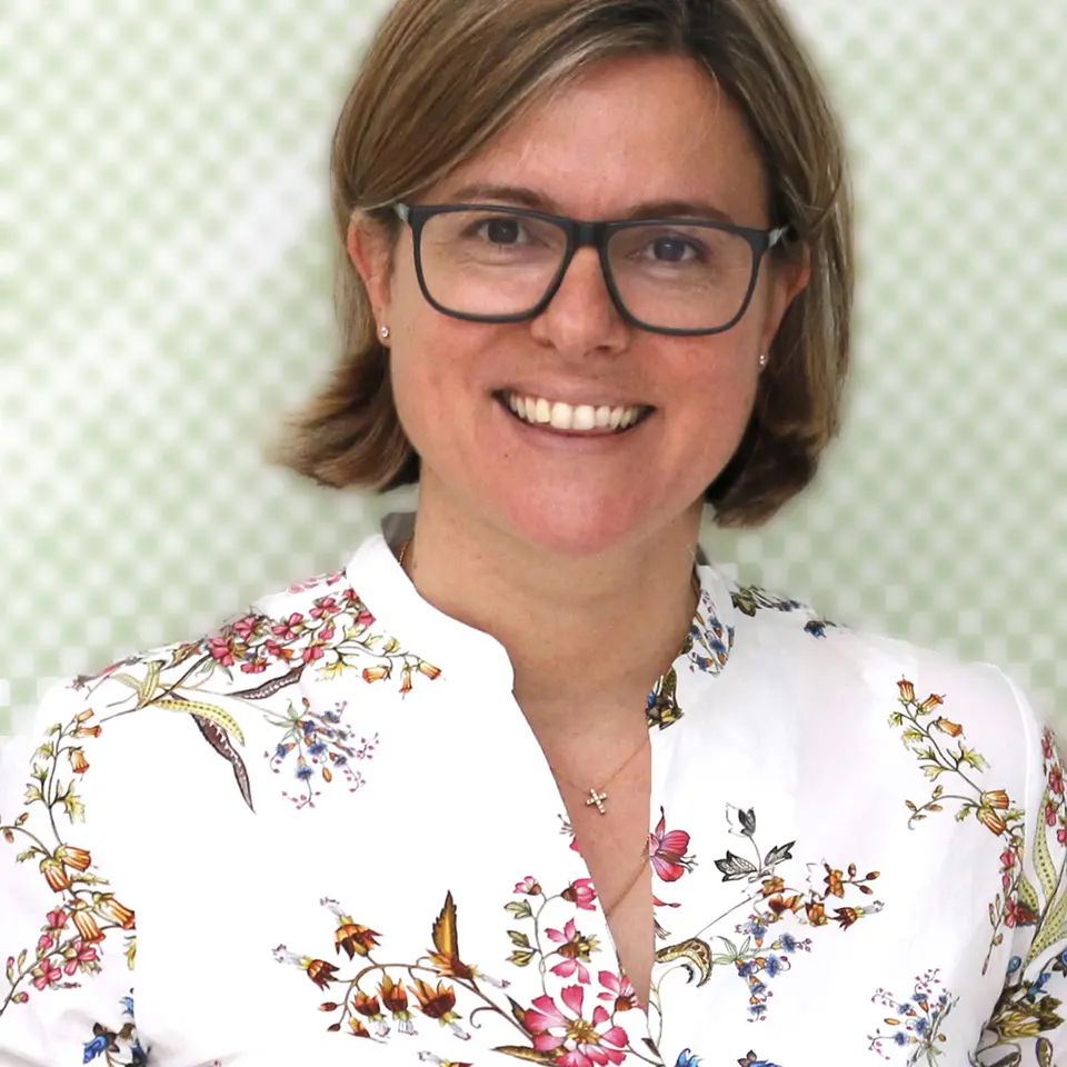 Dr. Bettina Toth