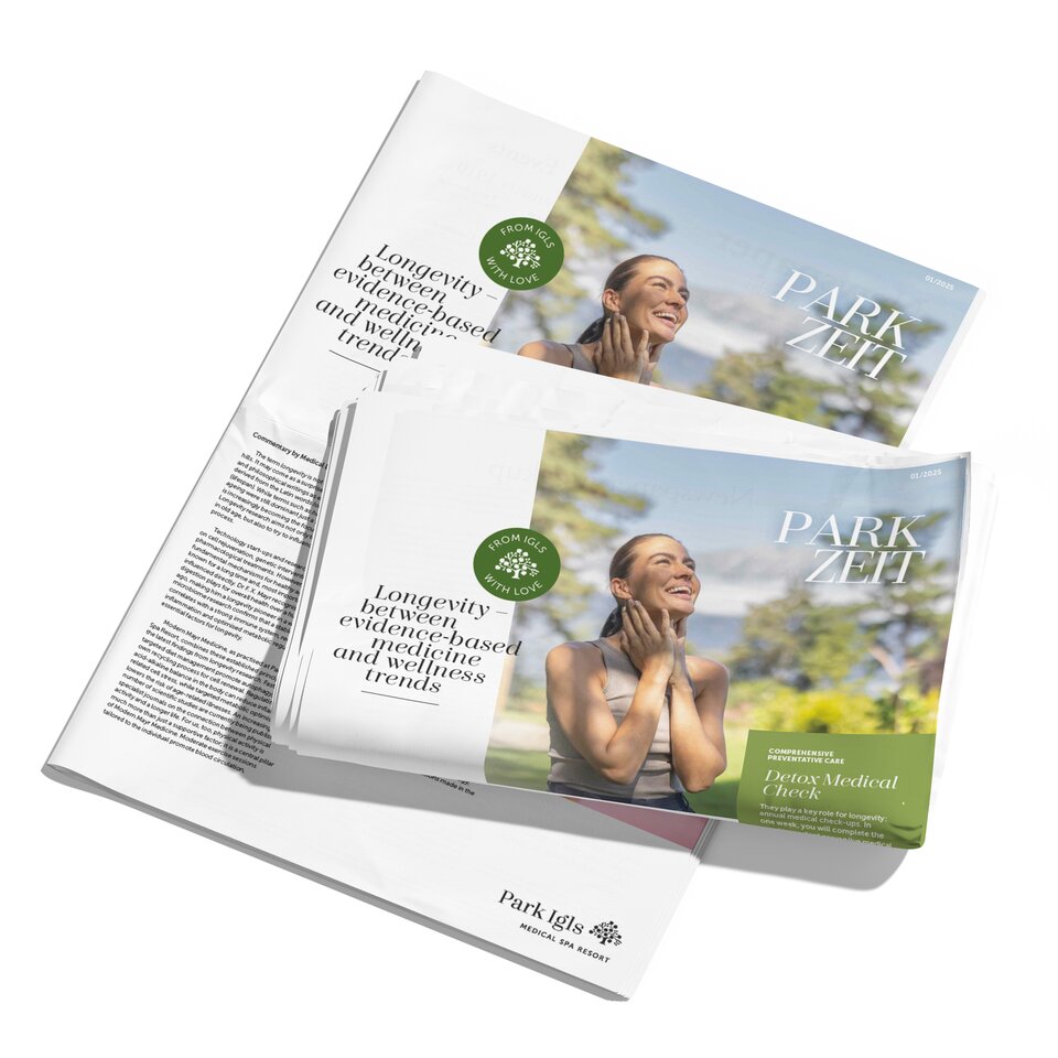 Magazine and brochures with woman in the park and the title Parkzeit are on top of each other