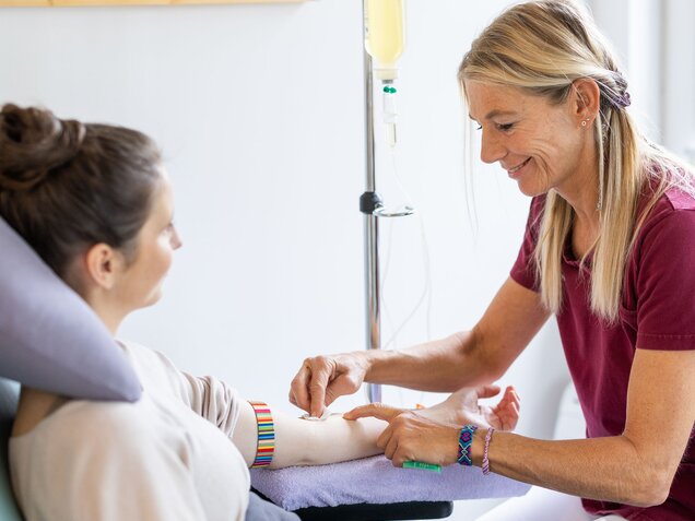 Frau bekommt eine Infusion angelegt