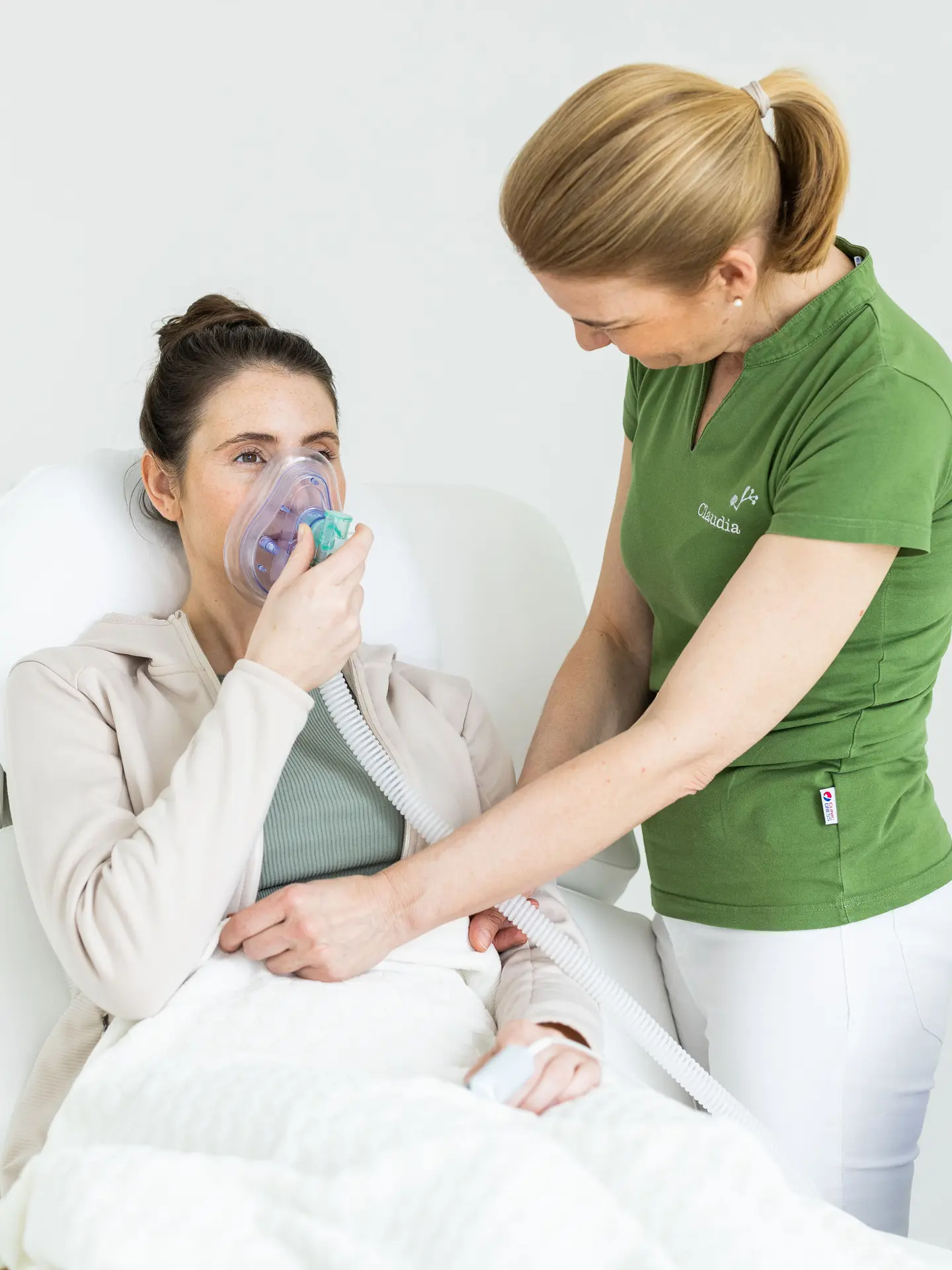 Junge Frau mit Sauerstoffmaske 