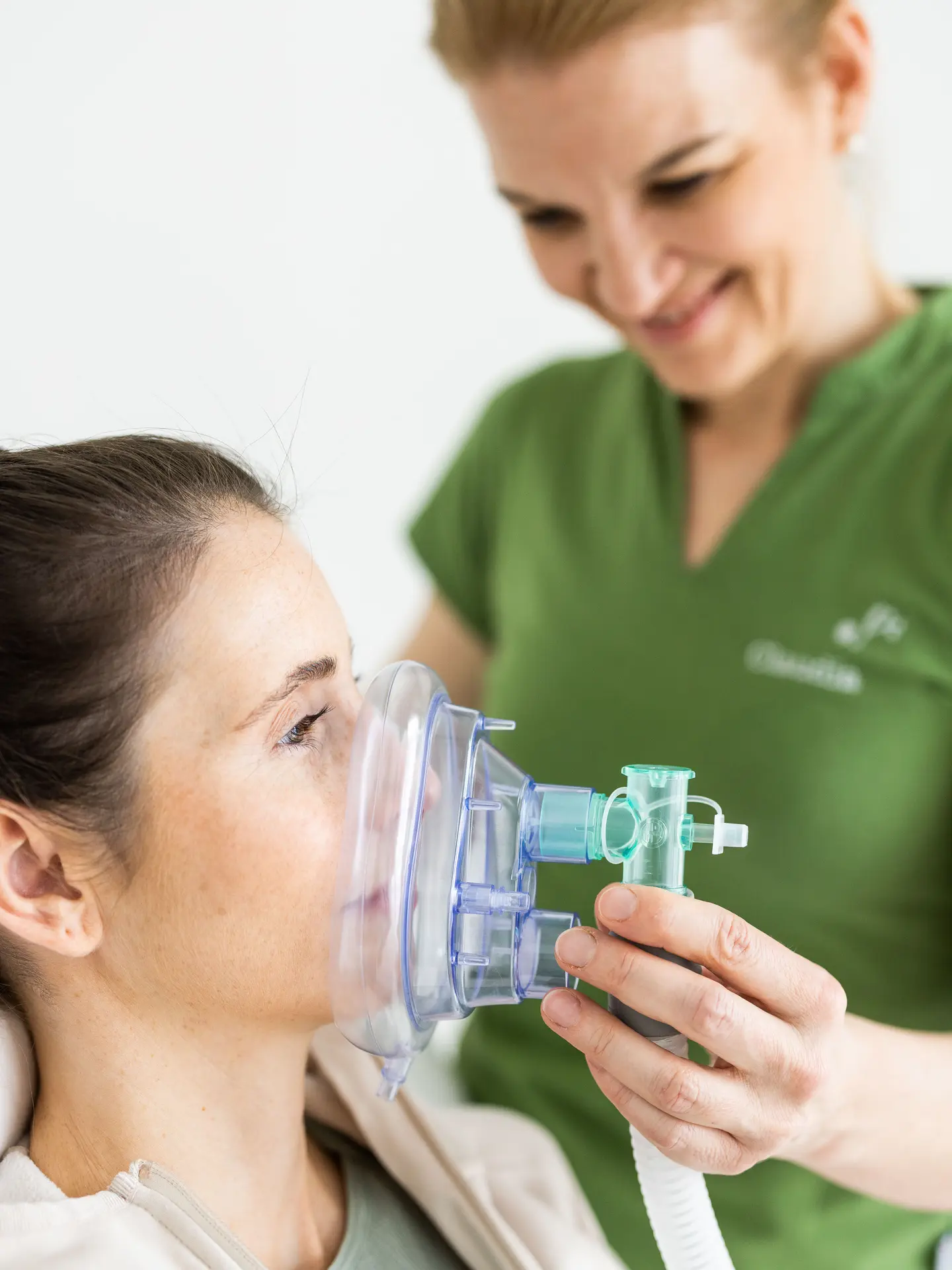 Junge Frau mit Sauerstoffmaske 