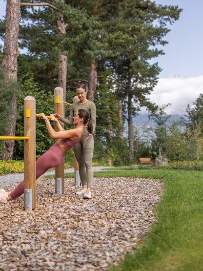 Fitnessübungen im Park Igls