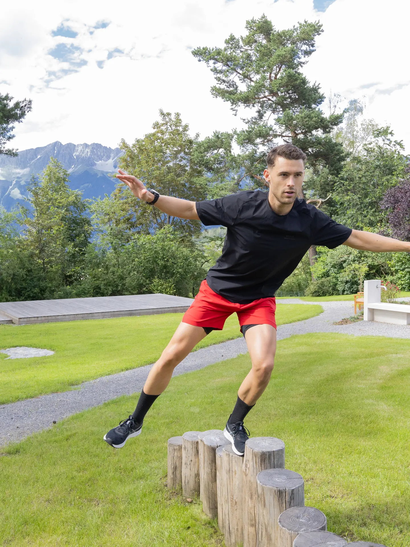 Balanceübungen im Park Igls