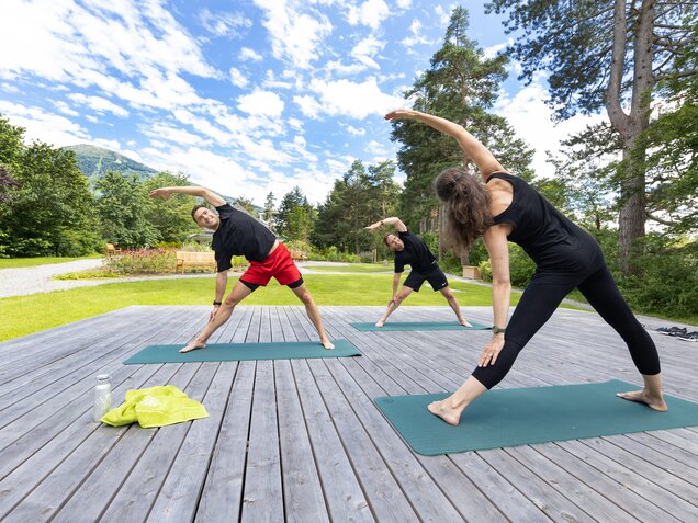 Yoga in der Gruppe im Freien 
