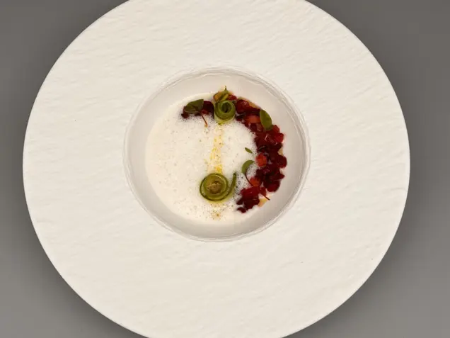 Asparagus and fennel soup with strawberries and green pepper