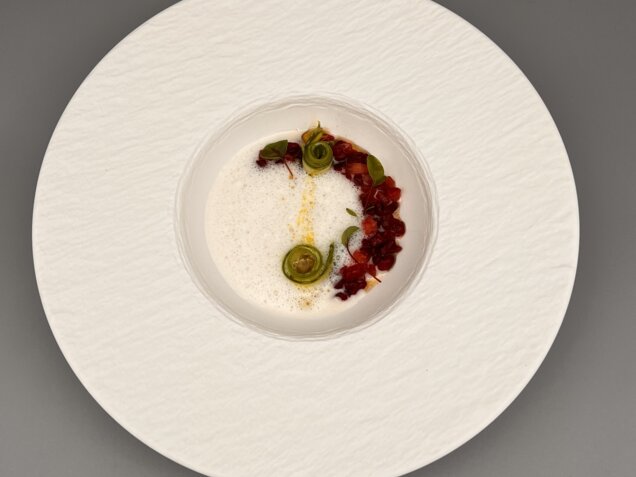 Spargel-Fenchel-Suppe mit Erdbeeren und grünem Pfeffer