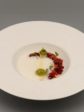 Asparagus and fennel soup with strawberries and green pepper