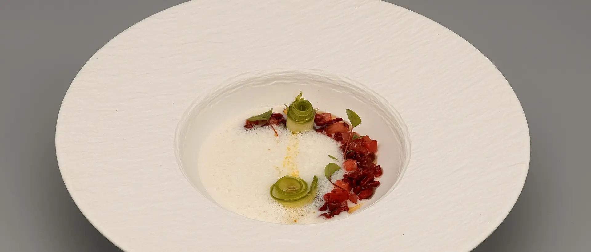 Asparagus and fennel soup with strawberries and green pepper