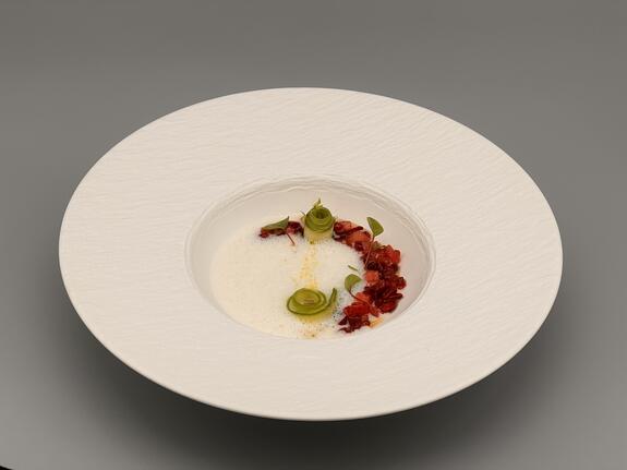 Spargel-Fenchel-Suppe mit Erdbeeren und grünem Pfeffer