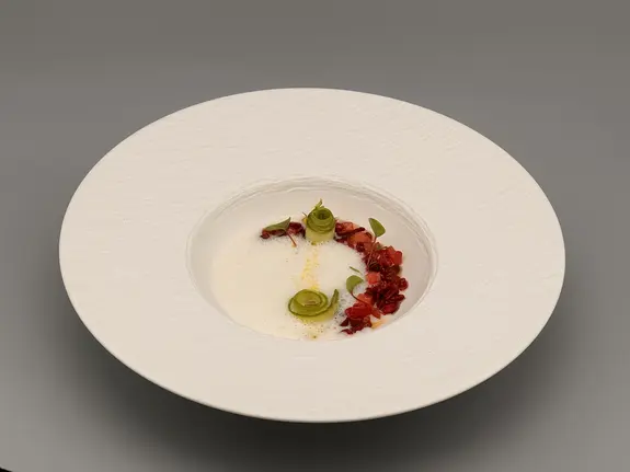 Asparagus and fennel soup with strawberries and green pepper