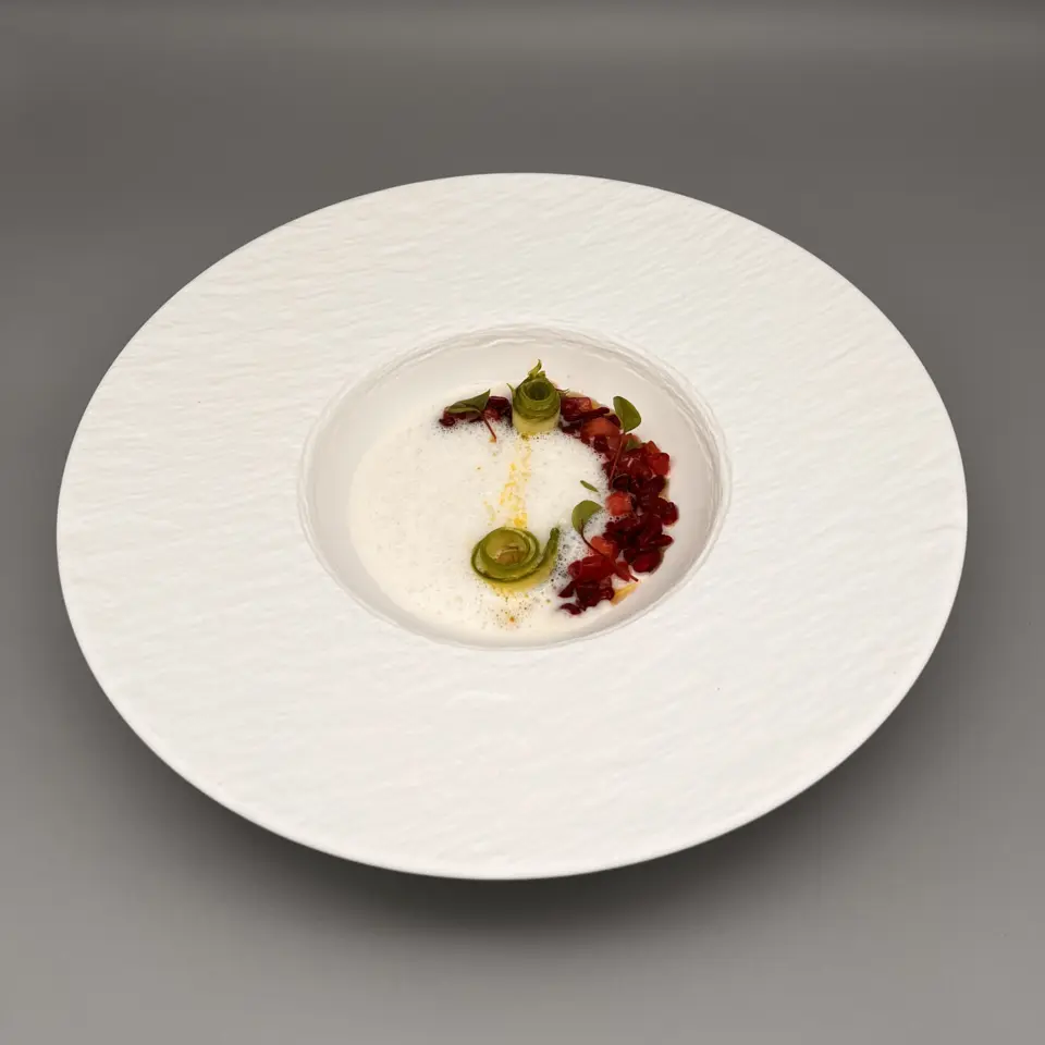 Spargel-Fenchel-Suppe mit Erdbeeren und grünem Pfeffer