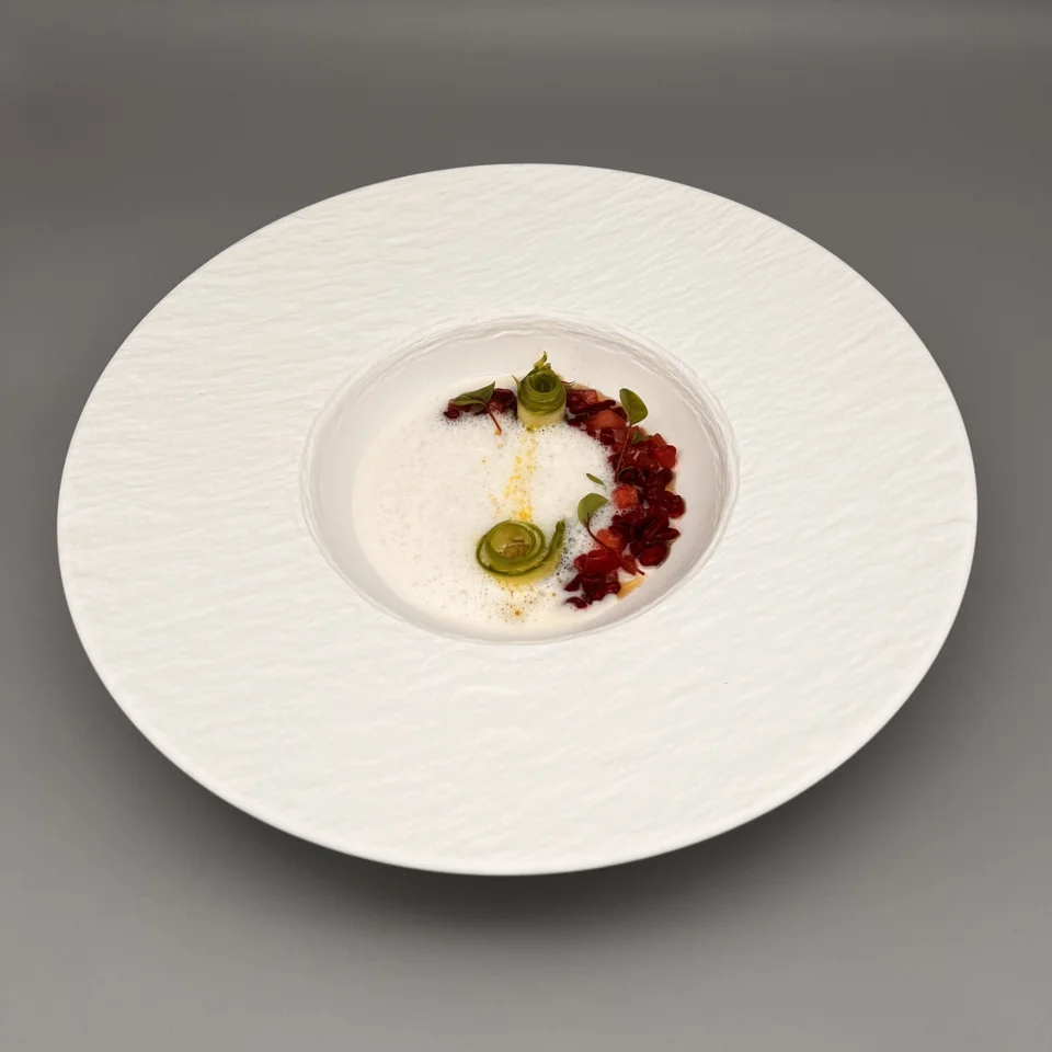 Asparagus and fennel soup with strawberries and green pepper