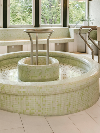 Kneippbecken im Park Igls