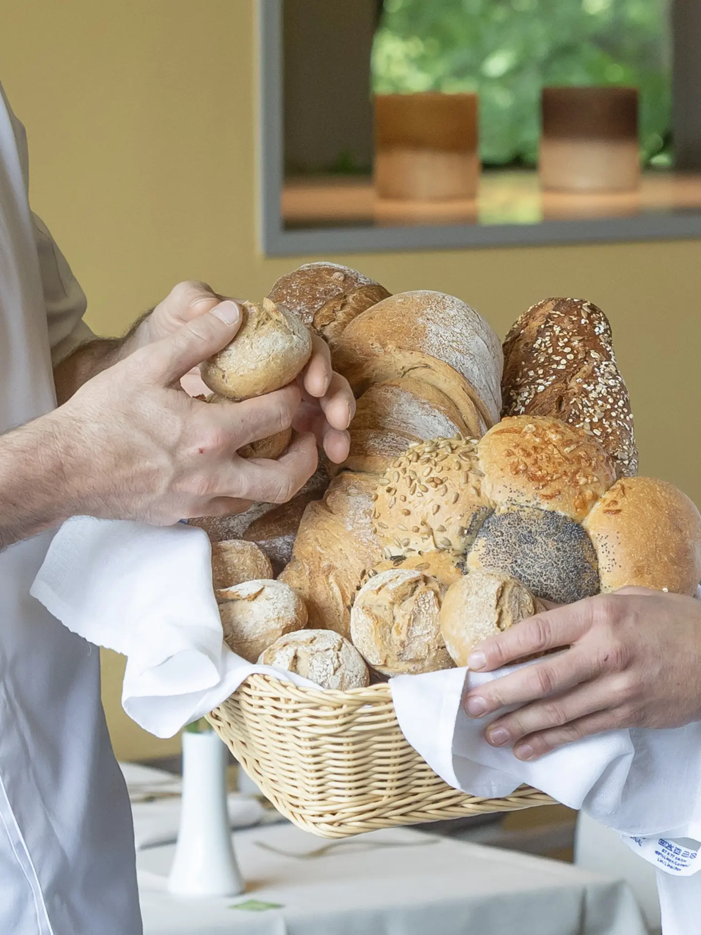 Küchenchef Marcus Sorg und ein Bäcker der Brotschmiede freuen sich über das selbst gebackene Brot.  | © Christian Forcher