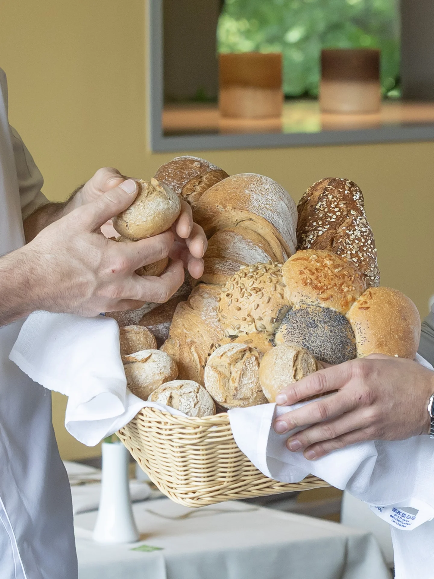 Chef Marcus Sorg and a baker from the Brötchenschmiede are delighted with the bread they baked themselves. | © Christian Forcher