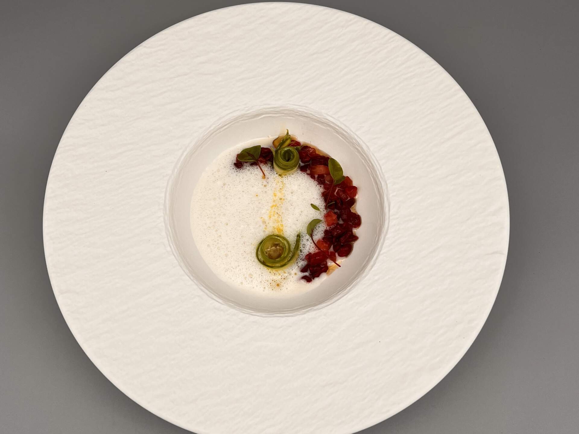Spargel-Fenchel-Suppe mit Erdbeeren und grünem Pfeffer